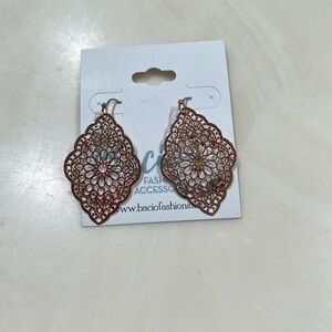 NWT Bacio Rose Gold colored earrings